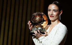 Aitana Bonmatí, jugadora del Barça, posa con su segundo Balón de Oro en la gala celebrada en París.