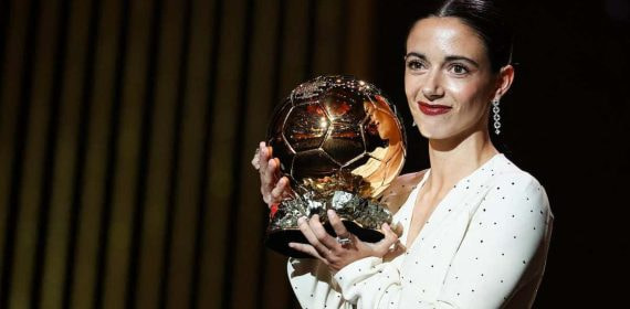Aitana Bonmatí, jugadora del Barça, posa con su segundo Balón de Oro en la gala celebrada en París.
