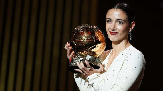 Aitana Bonmatí, jugadora del Barça, posa con su segundo Balón de Oro en la gala celebrada en París.
