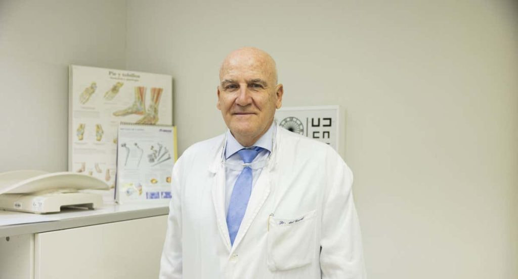 Alfonso Del Corral posa en su consulta del Hospital Ruber Internacional.