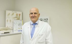 Alfonso Del Corral posa en su consulta del Hospital Ruber Internacional.