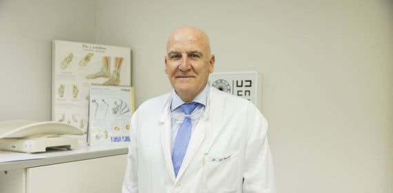 Alfonso Del Corral posa en su consulta del Hospital Ruber Internacional.