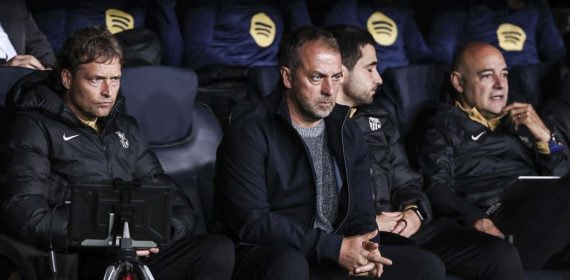 Arnau Blanco a la izquierda de Flick en el partido ante el Brest.