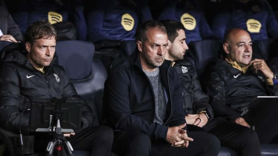 Arnau Blanco a la izquierda de Flick en el partido ante el Brest.