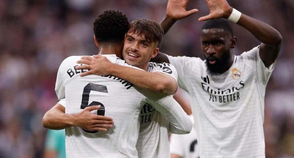 Bellingham abraza a Asencio tras el 2-0 ante Osasuna.