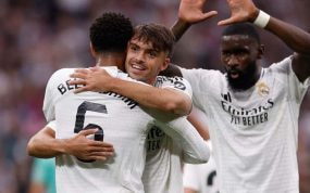 Bellingham abraza a Asencio tras el 2-0 ante Osasuna.