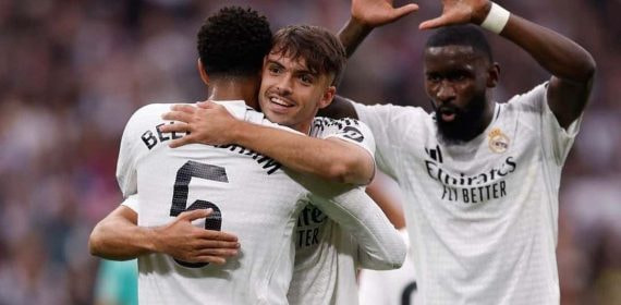 Bellingham abraza a Asencio tras el 2-0 ante Osasuna.