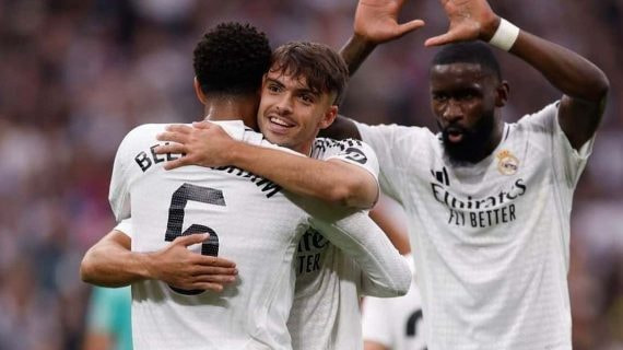 Bellingham abraza a Asencio tras el 2-0 ante Osasuna.