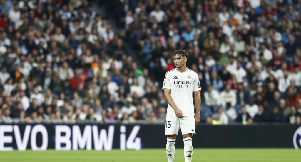 Raúl Asencio, en un partido con el Real Madrid.