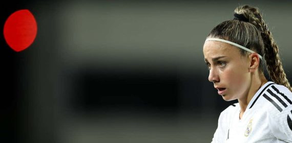 Athenea del Castillo durante un partido con el Real Madrid este curso.