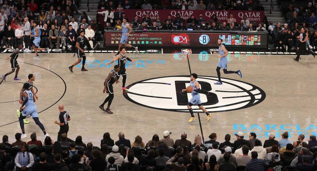Scotty Pippen Jr, de los Memphis Grizzlies, supera la línea de medio campo con el balón.