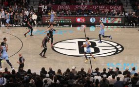 Scotty Pippen Jr, de los Memphis Grizzlies, supera la línea de medio campo con el balón.