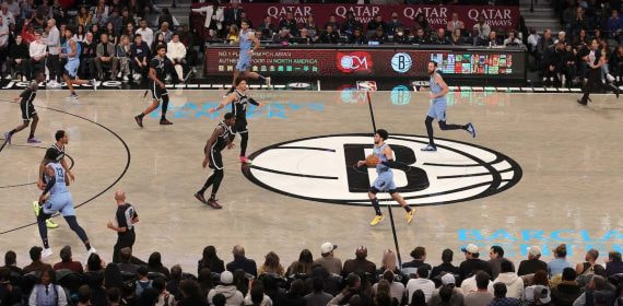 Scotty Pippen Jr, de los Memphis Grizzlies, supera la línea de medio campo con el balón.
