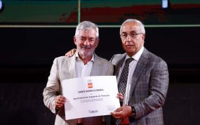 Fernando Carpena, junto a Alejandro Blanco, en un reconocimiento reciente a la Real Federación Española de Natación.