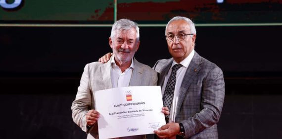 Fernando Carpena, junto a Alejandro Blanco, en un reconocimiento reciente a la Real Federación Española de Natación.