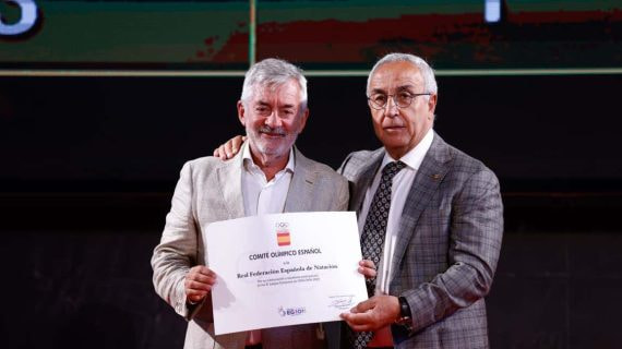 Fernando Carpena, junto a Alejandro Blanco, en un reconocimiento reciente a la Real Federación Española de Natación.