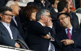 Joan Collet, expresidente del Espanyol, en un derbi junto a Josep Maria Bartomeu.