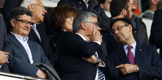 Joan Collet, expresidente del Espanyol, en un derbi junto a Josep Maria Bartomeu.