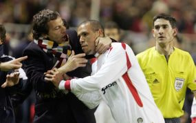 Cristóbal Soria agarra a Luis Fabiano durante su etapa como delegado del Sevilla.