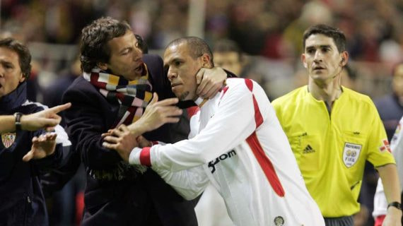 Cristóbal Soria agarra a Luis Fabiano durante su etapa como delegado del Sevilla.