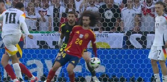 La mano de Cucurella.