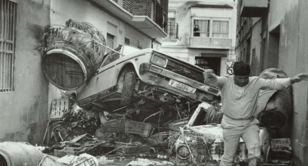 Un coche rodeado de escombros en el centro de Bilbao en 1983.