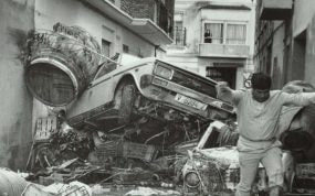Un coche rodeado de escombros en el centro de Bilbao en 1983.
