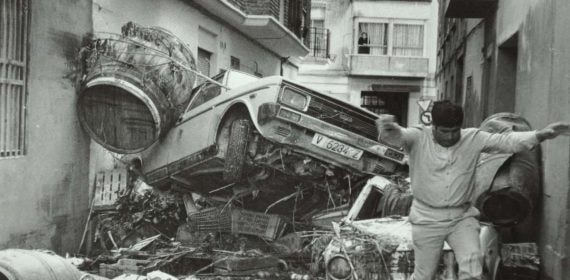 Un coche rodeado de escombros en el centro de Bilbao en 1983.