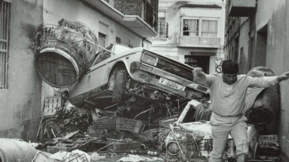 Un coche rodeado de escombros en el centro de Bilbao en 1983.