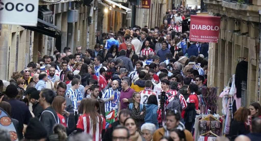 Aficionados de ambos equipos conviven en la previa de un derbi disputado en San Sebastián.