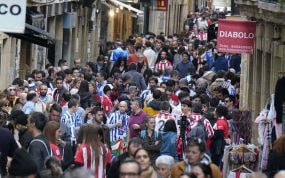 Aficionados de ambos equipos conviven en la previa de un derbi disputado en San Sebastián.
