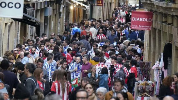 Aficionados de ambos equipos conviven en la previa de un derbi disputado en San Sebastián.