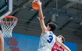 Egor Demin machaca ante NC State.