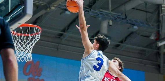 Egor Demin machaca ante NC State.