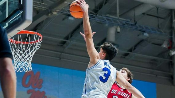 Egor Demin machaca ante NC State.