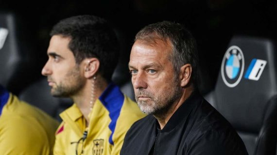 Hansi Flick al lado de Arnau Blanco en el banquillo del Bernabéu.