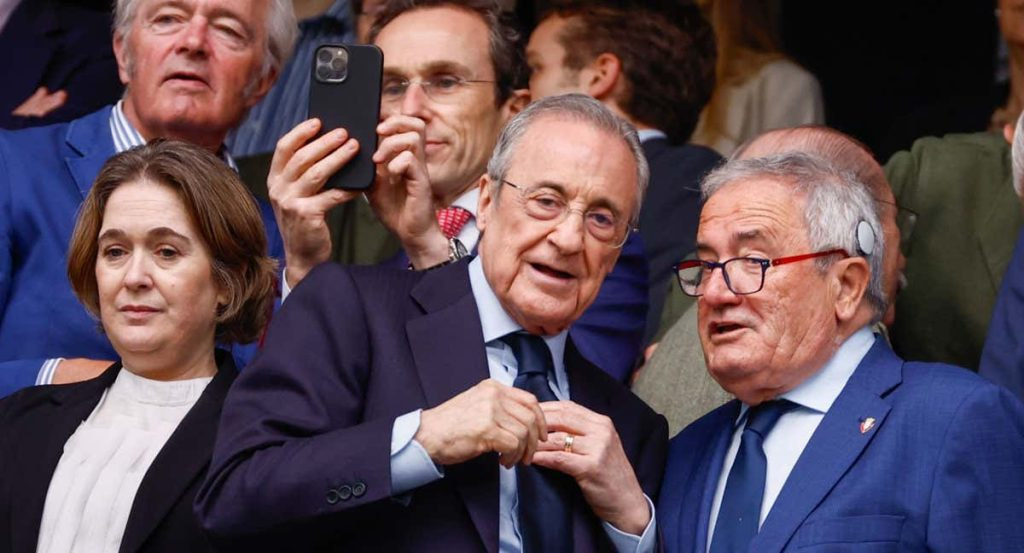 Florentino Pérez en el palco del Santiago Bernabéu junto a Luis Sabalza, presidente de Osasuna.