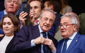Florentino Pérez en el palco del Santiago Bernabéu junto a Luis Sabalza, presidente de Osasuna.