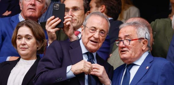 Florentino Pérez en el palco del Santiago Bernabéu junto a Luis Sabalza, presidente de Osasuna.