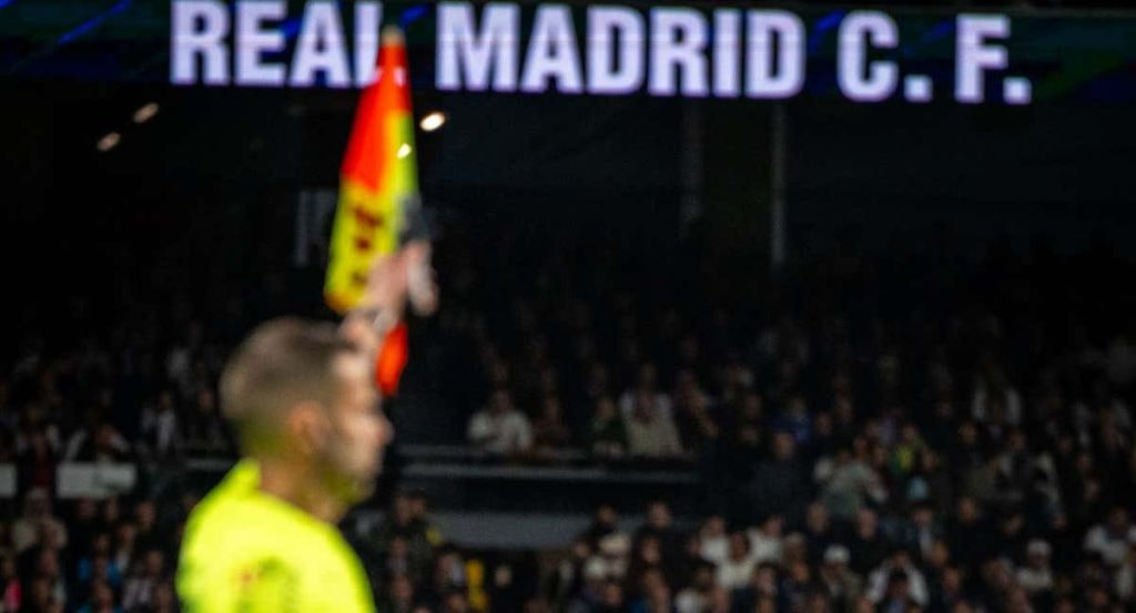 A Mbappé le anularon dos goles ante el FC Barcelona.