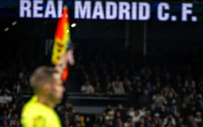 A Mbappé le anularon dos goles ante el FC Barcelona.