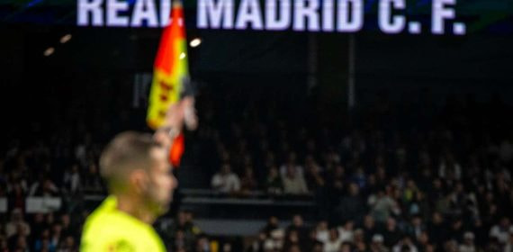 A Mbappé le anularon dos goles ante el FC Barcelona.