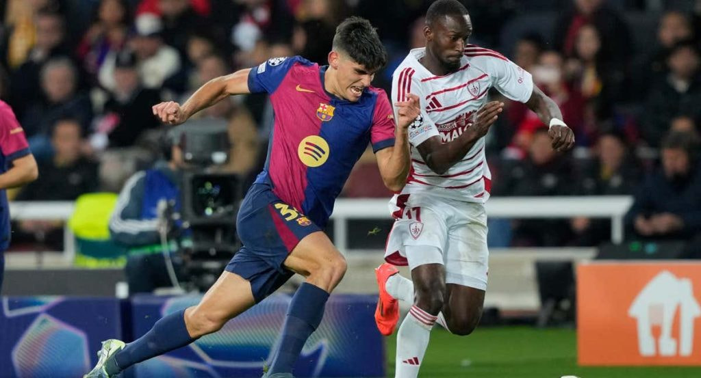 Gerard Martín pugna por un balón con un jugador del Brest en un partido de la Champions League.