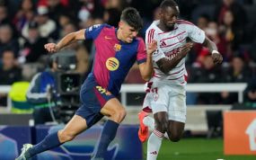 Gerard Martín pugna por un balón con un jugador del Brest en un partido de la Champions League.