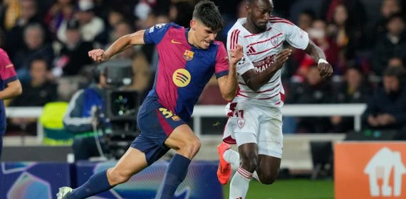 Gerard Martín pugna por un balón con un jugador del Brest en un partido de la Champions League.