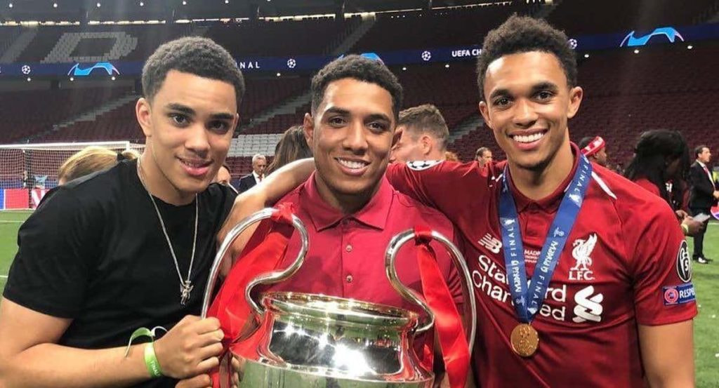Marcel, Tyler y Trent Alexander-Arnold posan con la Champions que consiguió el Liverpool en 2019 en el Metropolitano.