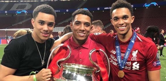 Marcel, Tyler y Trent Alexander-Arnold posan con la Champions que consiguió el Liverpool en 2019 en el Metropolitano.