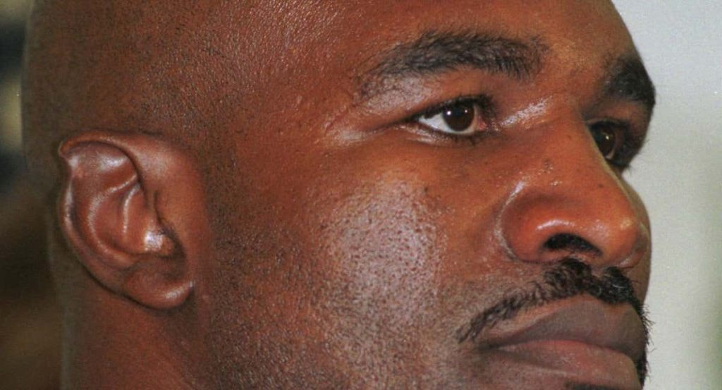 Holyfield con su oreja mordida.