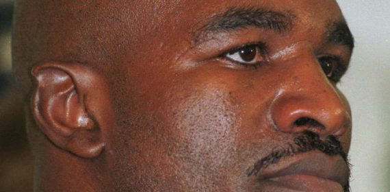Holyfield con su oreja mordida.