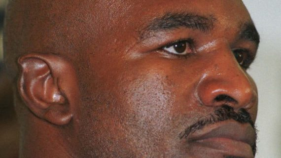 Holyfield con su oreja mordida.